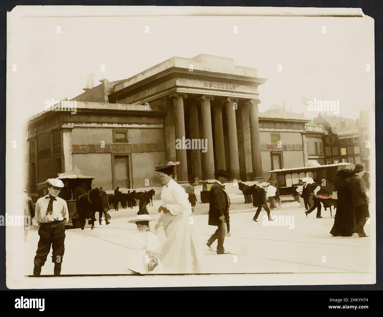 Art Inspired by Street Scene, Piazza Dam, Amsterdam, Paesi Bassi, 1890 - 1903, Supporto fotografico, altezza 89 mm x larghezza 119 mm, opere classiche modernizzate da Artotop con un tocco di modernità. Forme, colore e valore, impatto visivo accattivante sulle emozioni artistiche attraverso la libertà delle opere d'arte in modo contemporaneo. Un messaggio senza tempo che persegue una nuova direzione selvaggiamente creativa. Artisti che si rivolgono al supporto digitale e creano l'NFT Artotop Foto Stock