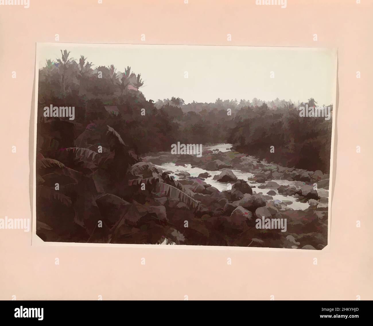 Arte ispirata al paesaggio fluviale ('Indische Landschaft'), C. Dietrich (fotograaf), c.. 1875 - c. 1880, carta, stampa albume, altezza 164 mm x larghezza 239 mm, opere classiche modernizzate da Artotop con un tocco di modernità. Forme, colore e valore, impatto visivo accattivante sulle emozioni artistiche attraverso la libertà delle opere d'arte in modo contemporaneo. Un messaggio senza tempo che persegue una nuova direzione selvaggiamente creativa. Artisti che si rivolgono al supporto digitale e creano l'NFT Artotop Foto Stock