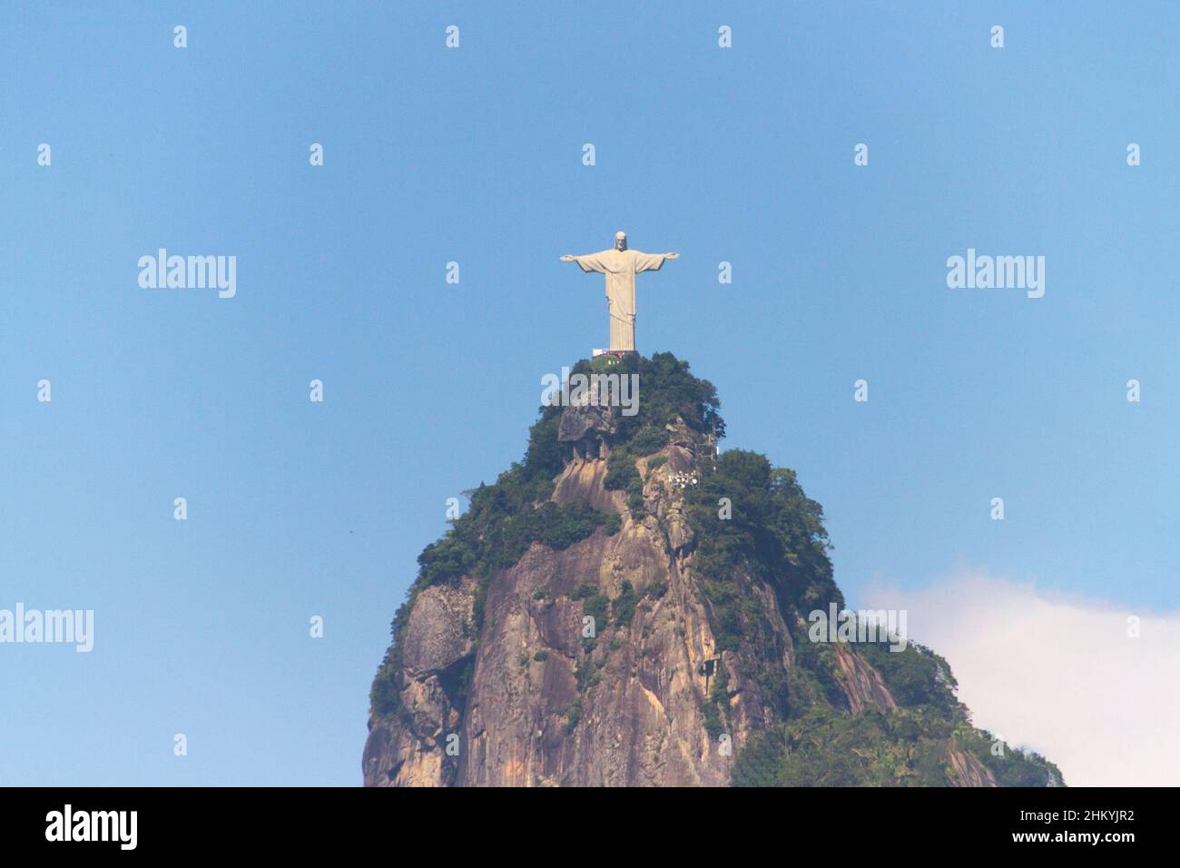 cristo redentore visto dalla discarica di flamengo a Rio de Janeiro, Brasile - 20 gennaio 2022: cristo redentore con un bel cielo azzurro di Foto Stock