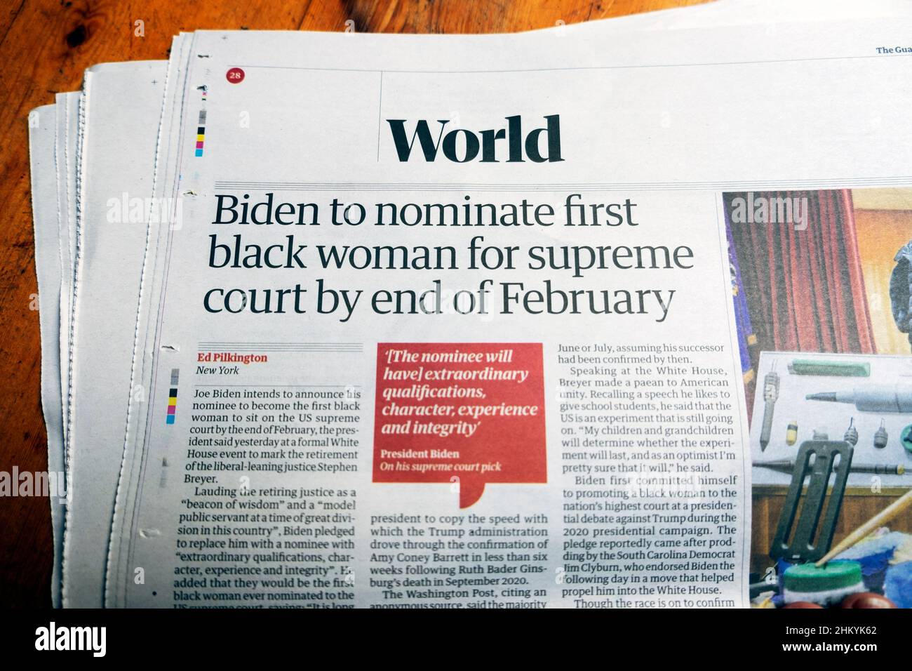 Joe 'Biden nominerà la prima donna nera per la corte suprema entro la fine di febbraio' il titolo del giornale Guardian all'interno della pagina 27th gennaio 2022 Londra UK Foto Stock