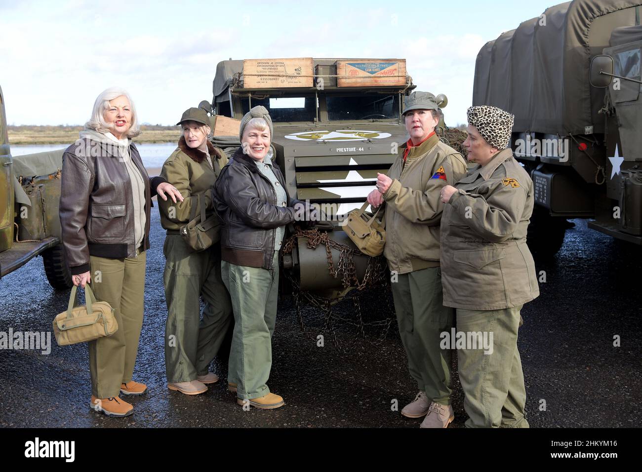 Maldon Essex, Regno Unito. 6th Feb 2021. Il lavoro dell'esercito della terra della donna su un veicolo i membri dell'associazione militare del veicolo dell'Essex tengono il loro raduno invernale annuale al parco di Promenade in Maldon Essex. I veicoli ex-militari in mostra provenivano da aste militari in eccedenza, depositi di rottami, fattorie e fienili e sono stati ripristinati alle condizioni originali da un gruppo di entusiasti che formano l'associazione di beneficenza registrata Essex HMVA. Credit: MARTIN DALTON/Alamy Live News Foto Stock