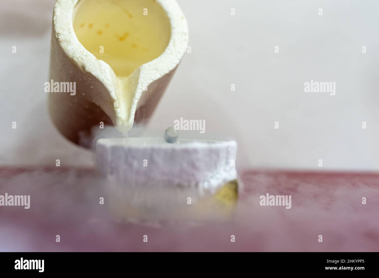 esperimenti in laboratorio con azoto liquido Foto Stock