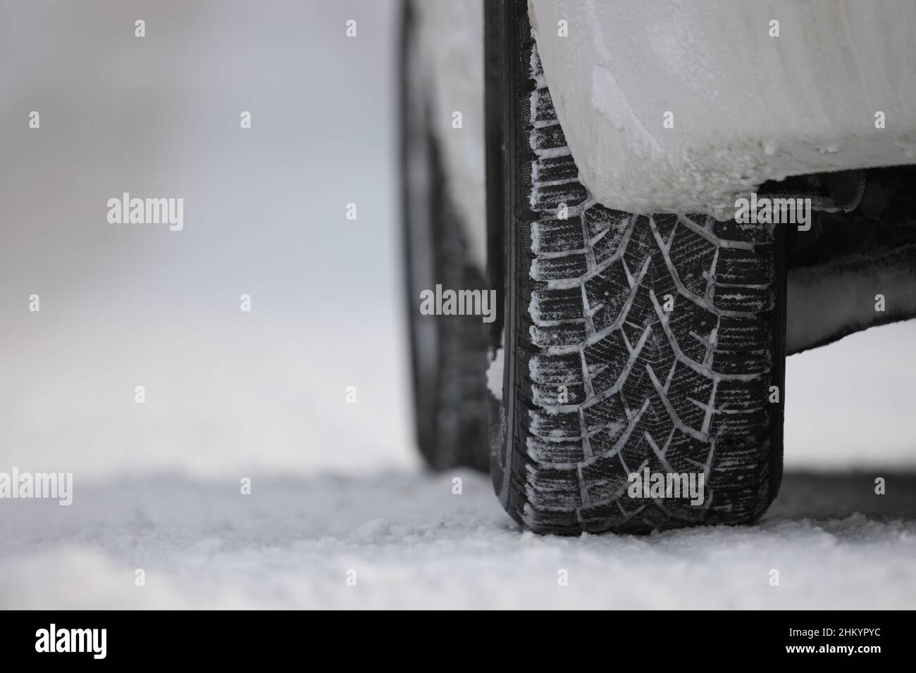 Primo piano di Winter Tire su Snow and Ice Covered Road Foto Stock