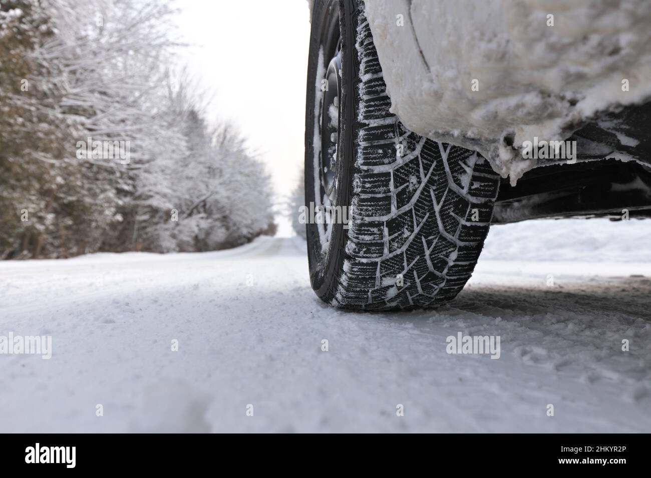 Primo piano di Winter Tire su Snow and Ice Covered Road Foto Stock