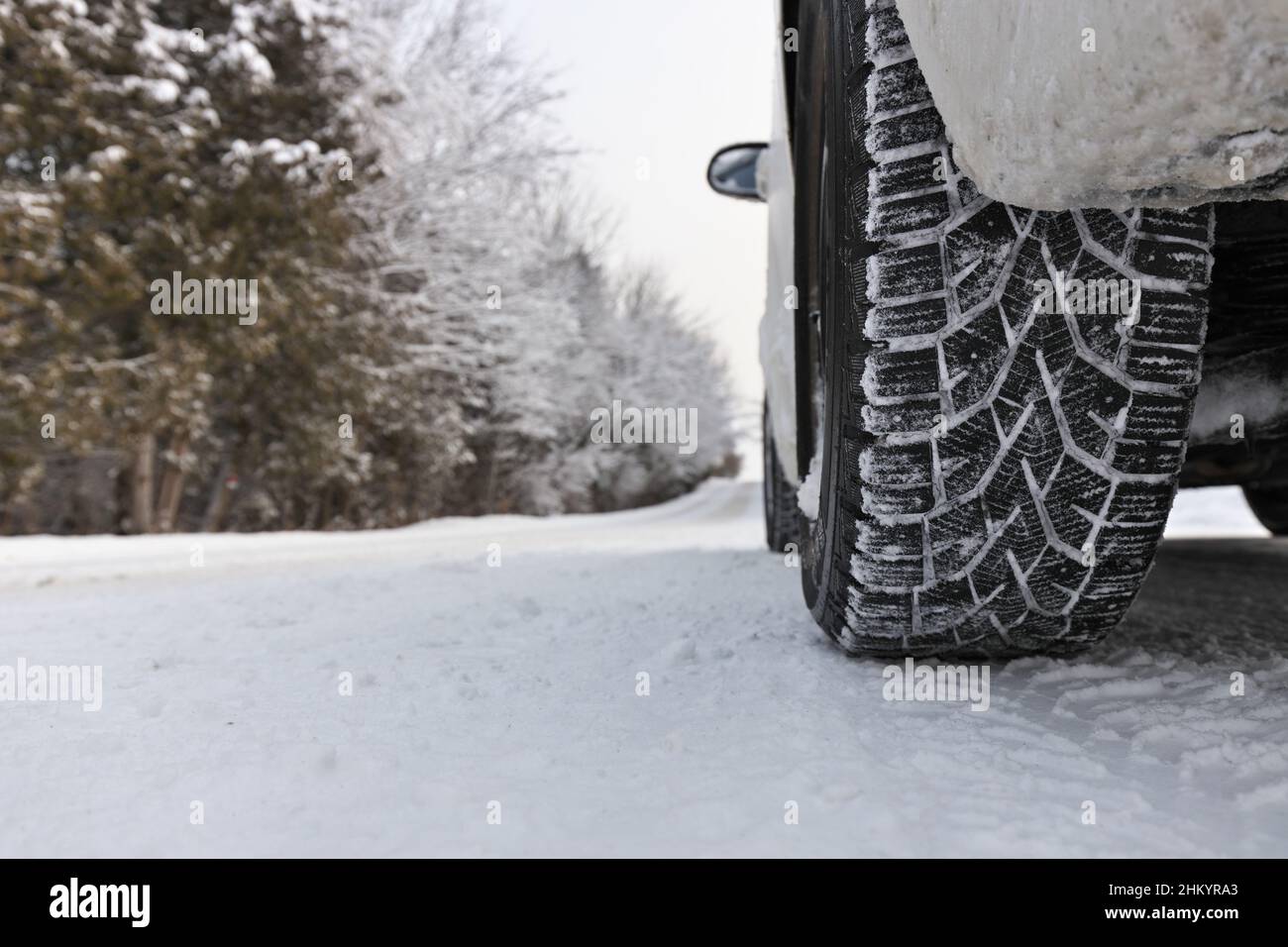 Primo piano di Winter Tire su Snow and Ice Covered Road Foto Stock