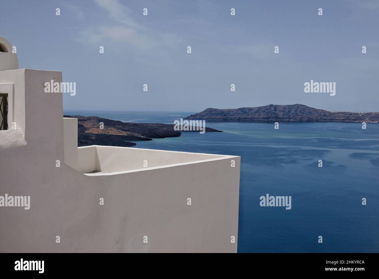 Architettura cicladica con balcone e mare egeo a Santorini Grecia Foto Stock