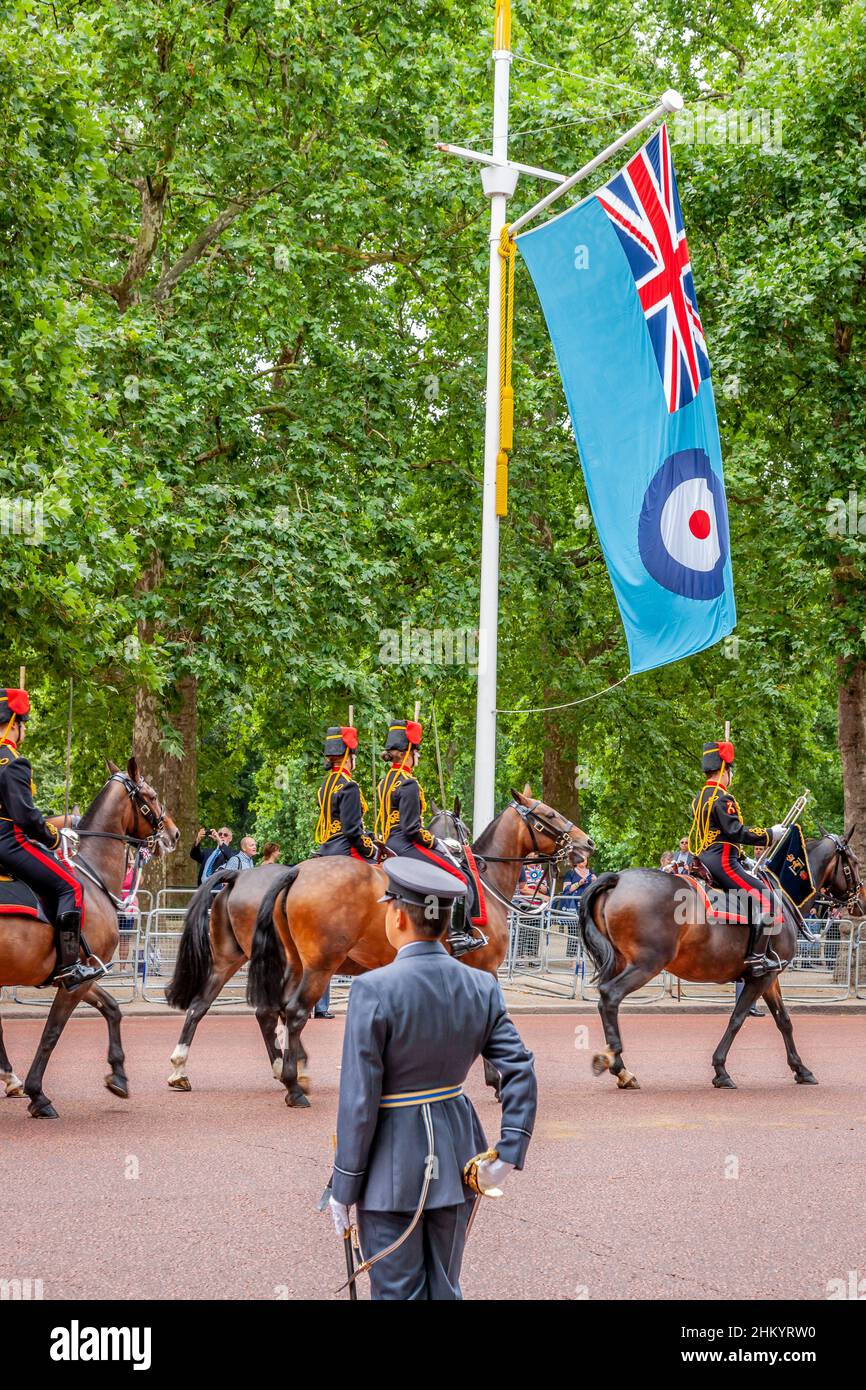 Kings Troop Royal Horse Artillery pass personale RAF lungo il percorso, The Mall, Londra Foto Stock