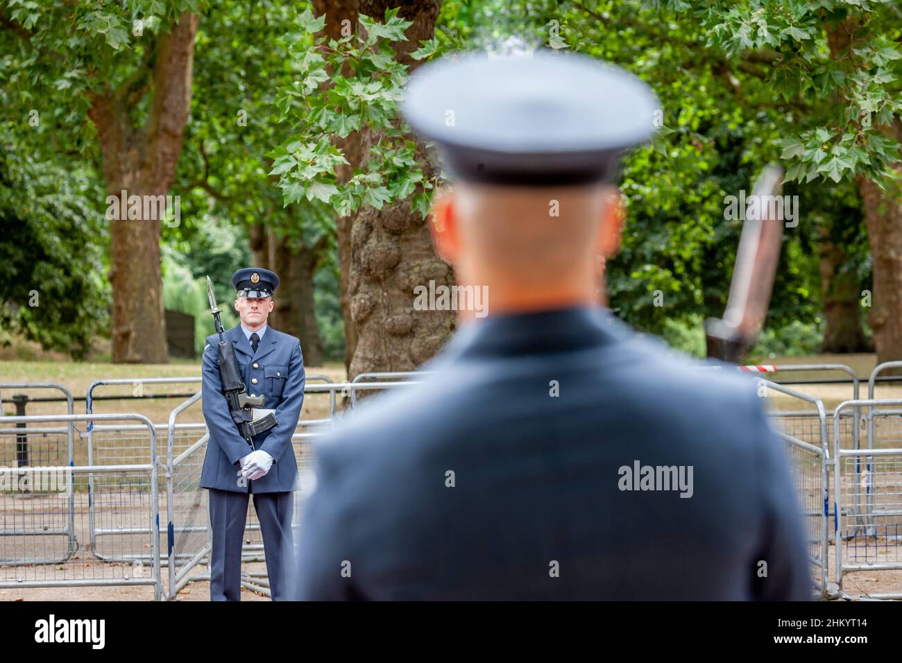 Il personale della RAF si occupa del percorso in preparazione della sfilata del centenario della RAF, The Mall, Londra, UK Foto Stock
