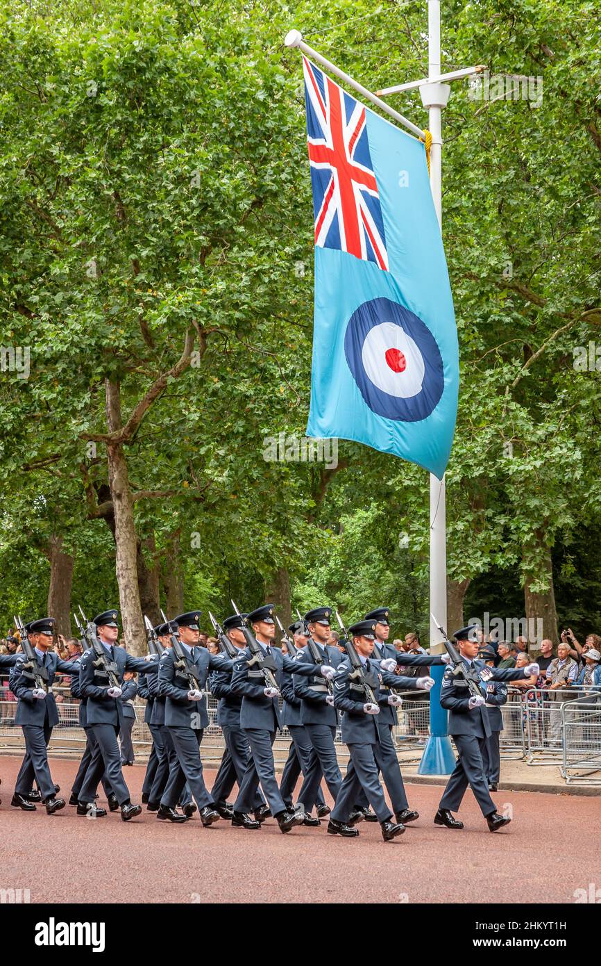 Il personale della RAF si occupa del centro commerciale come parte delle celebrazioni del centenario della RAF, The Mall, Londra Foto Stock