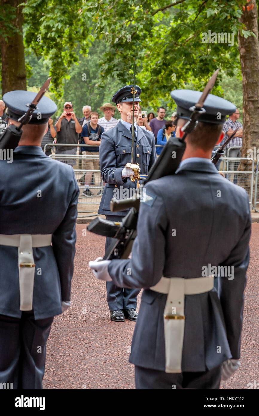 I velieri della RAF si dirigono prima della processione principale per il RAF Centenary, The Mall, Londra, Regno Unito Foto Stock