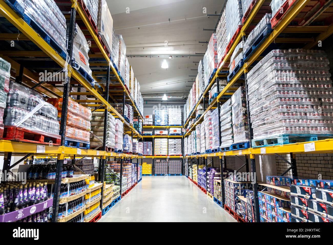 Bevande analcoliche isole con pallet di bottiglie e lattine al supermercato all'ingrosso Costco Foto Stock