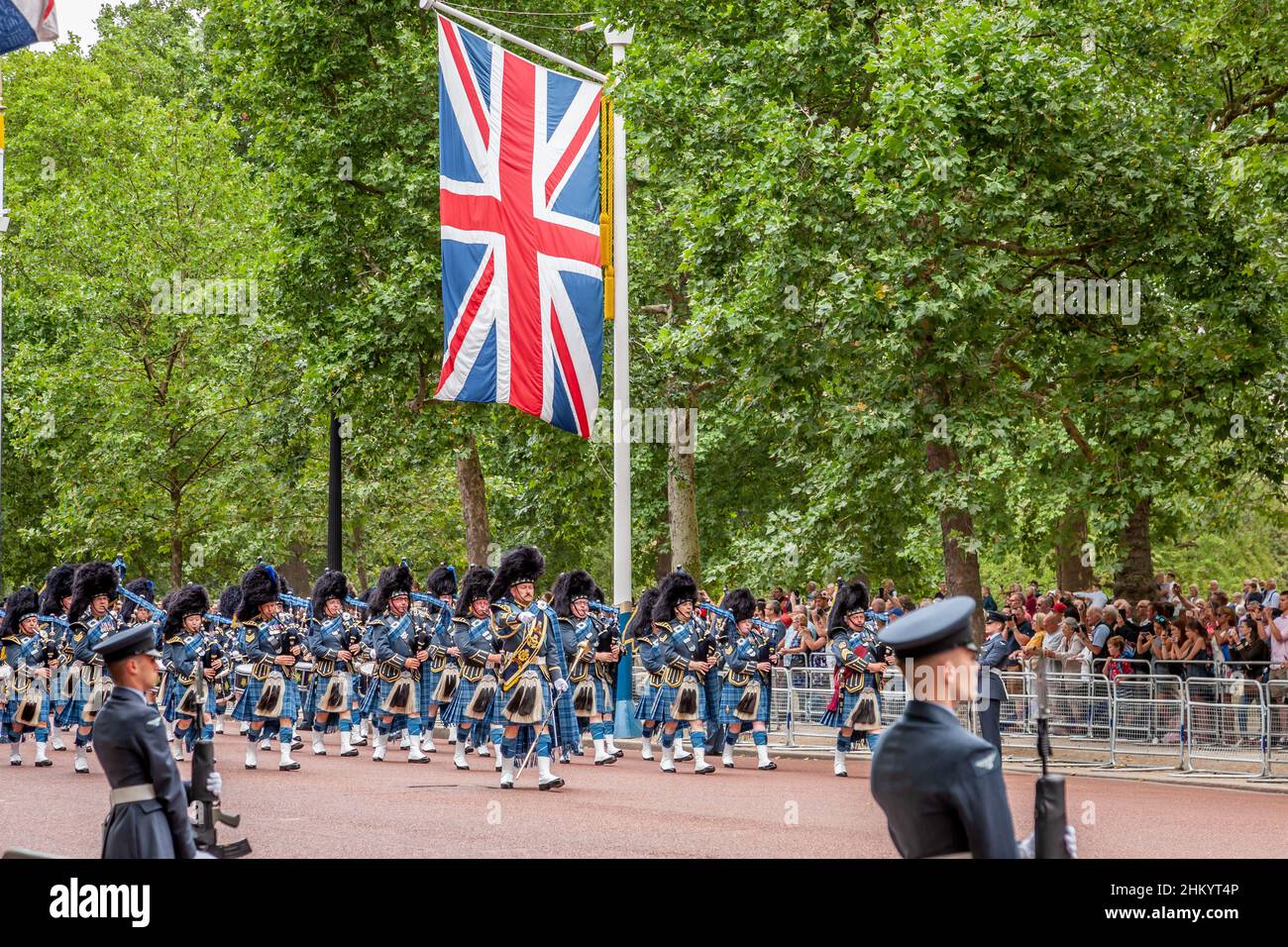 RAF Pipes and Drums march Down the Mall come parte delle celebrazioni del centenario RAF, The Mall, Londra Foto Stock