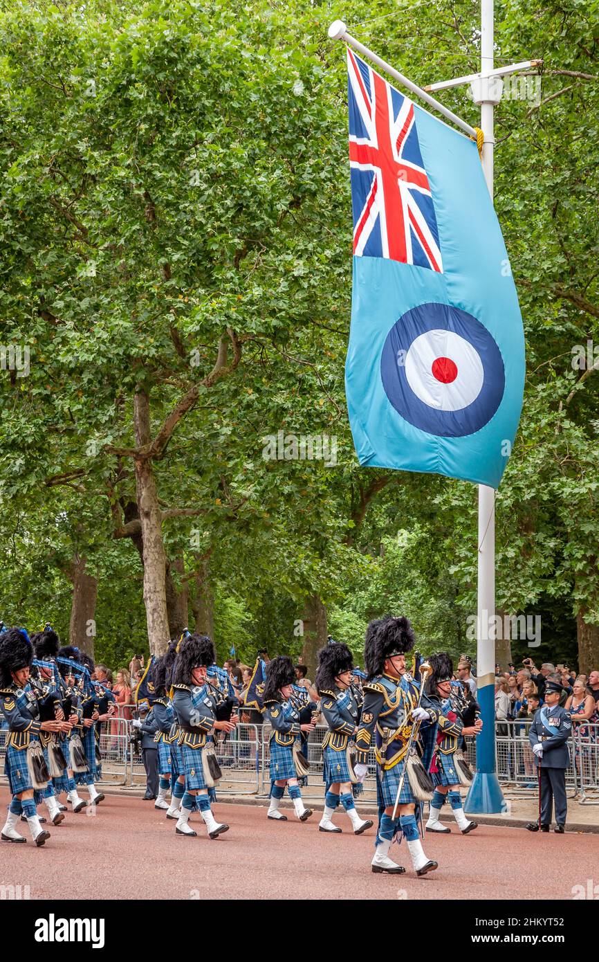 RAF Pipes and Drums march Down the Mall come parte delle celebrazioni del centenario RAF, The Mall, Londra Foto Stock