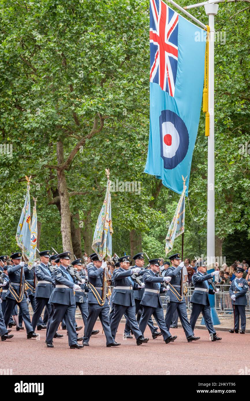 RAF Standards march Down the Mall come parte delle celebrazioni del centenario RAF, The Mall, Londra Foto Stock