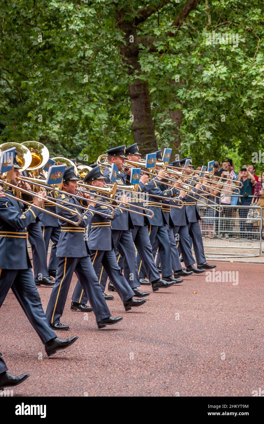 Tromboni nelle band massaggiate della RAF, The Mall, Londra, Regno Unito Foto Stock