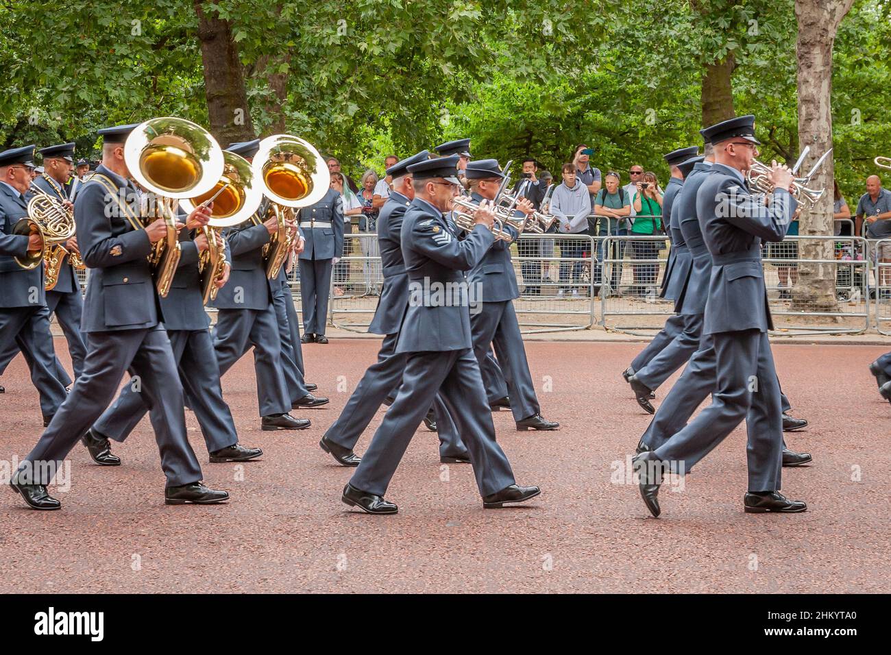 Band della Royal Auxiliary Air Force march Down the Mall come parte delle celebrazioni del centenario della RAF, The Mall, Londra Foto Stock