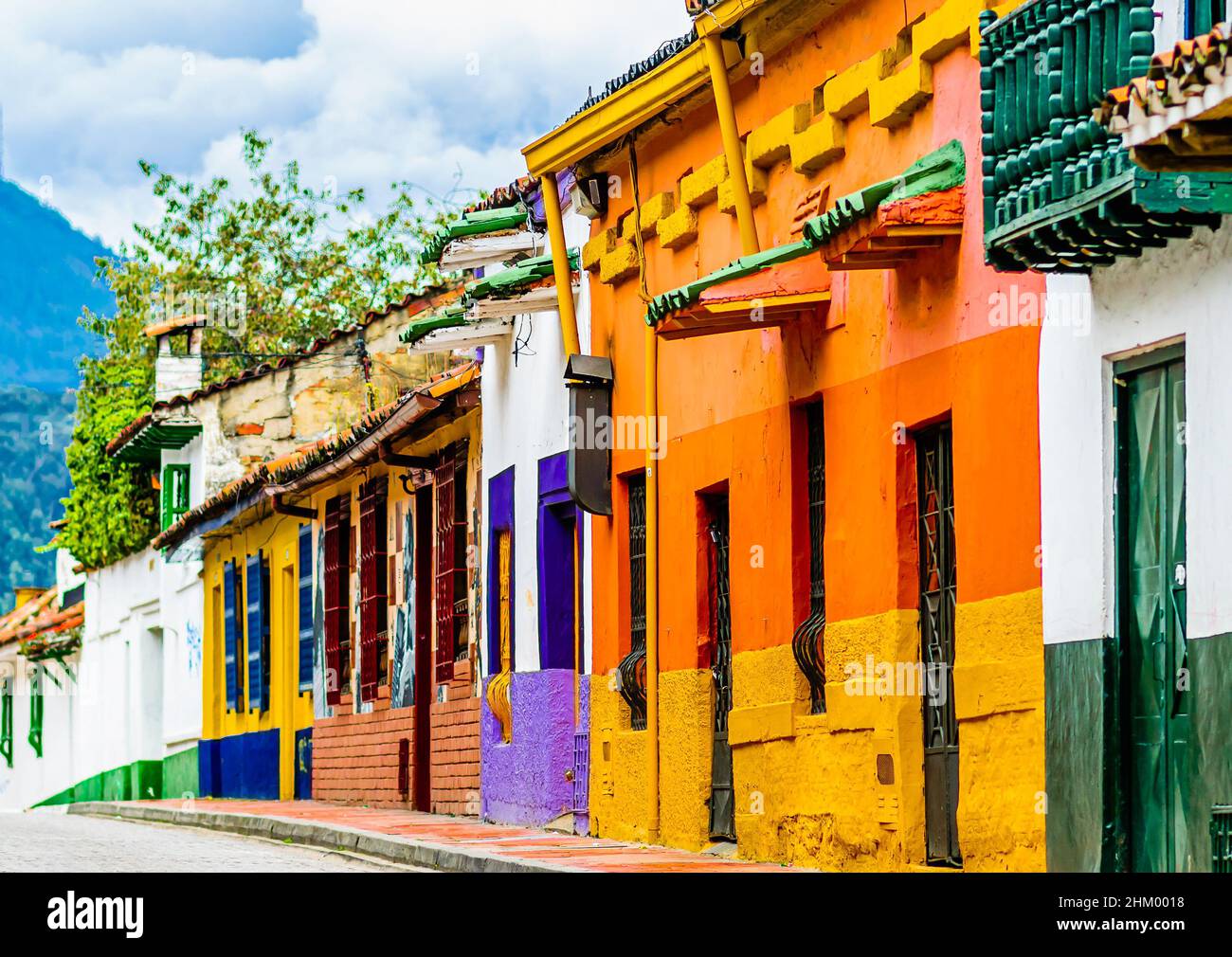 Colorfoul edifici nella città vecchia coloniale la Candelaria a Bogotà, Colombia Foto Stock