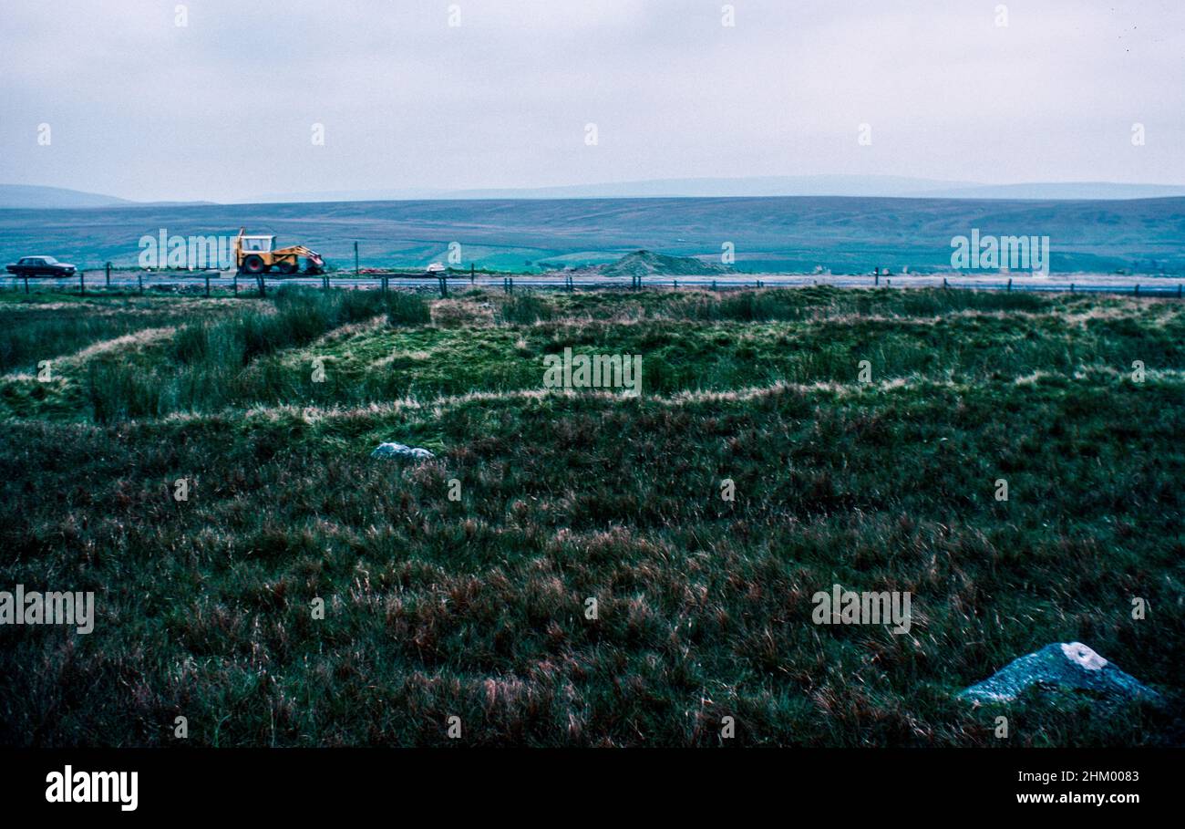 Bowes Castle, castello medievale nel villaggio di Bowes nella contea di Durham, Inghilterra. Costruito all'interno del perimetro dell'ex fortezza romana di Lavatrae, sulla strada romana che è ora il A66. Stazione di segnale Moor. Scansione di archivio da un vetrino. Settembre 1977. Foto Stock