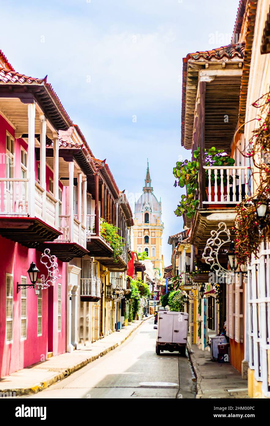 Vista di una bellissima strada coloniale a Cartagena, Colombia Foto Stock