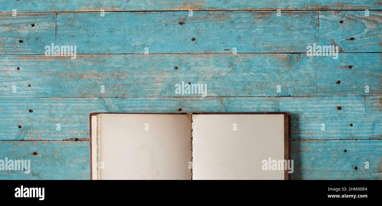 Libro aperto con pagine bianche, piatto su tavola di legno. Ritorno a scuola,istruzione,lettura, apprendimento, concetto di home Office. Spazio libero per la copia Foto Stock