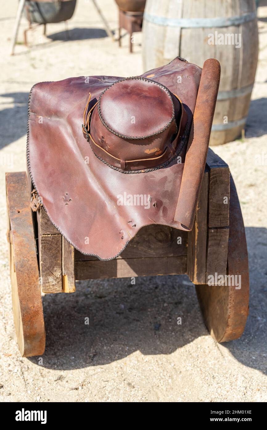 scena all'aperto di un antico cappello di pelle a larga brimmatura dell'epoca rinascimentale. fotografia scattata durante la ricreazione di un campo militare del 16th secolo Foto Stock