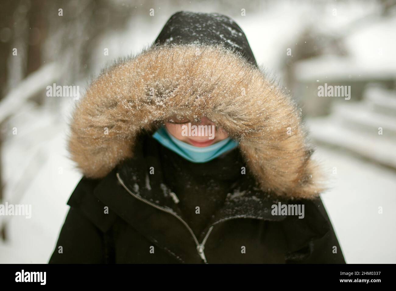 Ragazza in giacca invernale con collo di pelliccia immagini e fotografie  stock ad alta risoluzione - Alamy