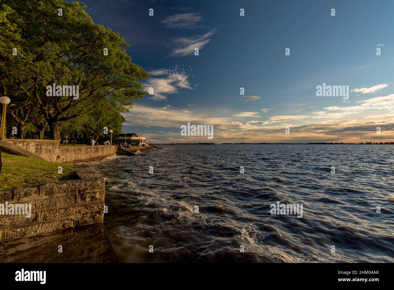 Acque della laguna di Chascomús con cielo blu al tramonto. Chascomús, Buenos Aires, Argentina Foto Stock