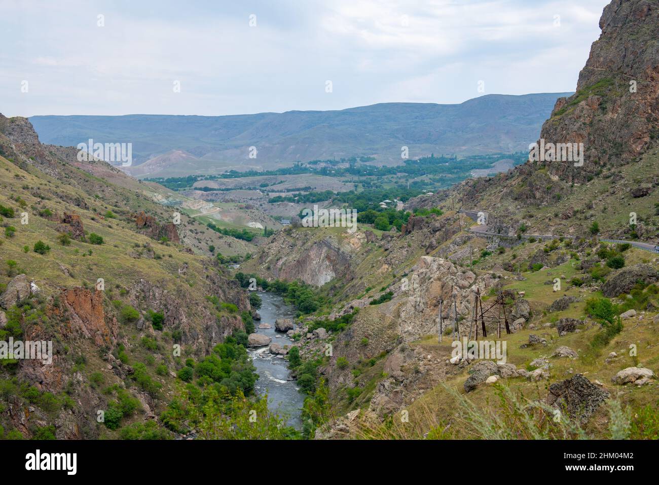 un piccolo fiume corre tra le montagne Foto Stock