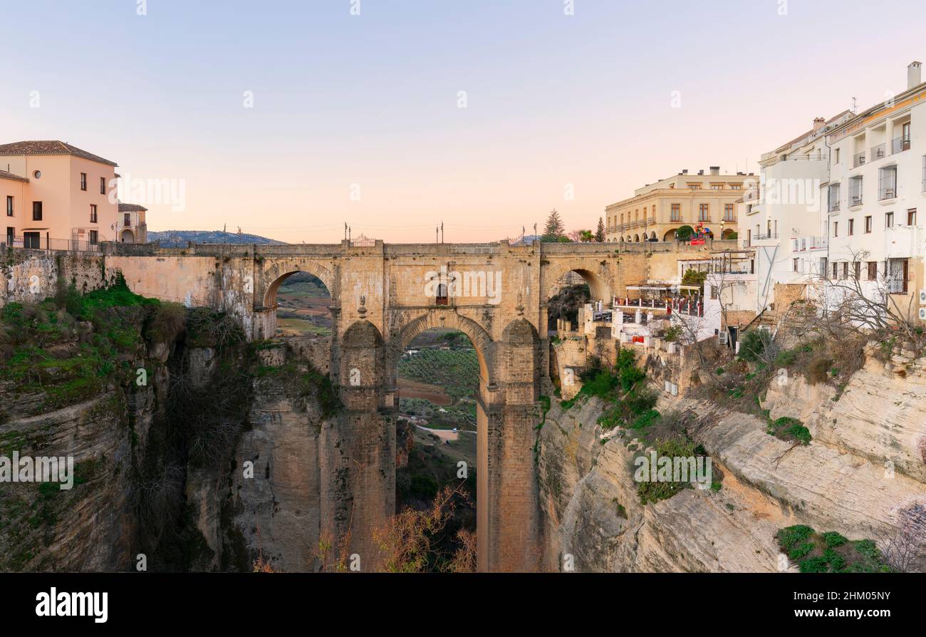 Vista panoramica della città vecchia di Ronda, uno dei più famosi villaggi bianchi, al tramonto nella provincia di Malaga, Andalusia, Spagna Foto Stock