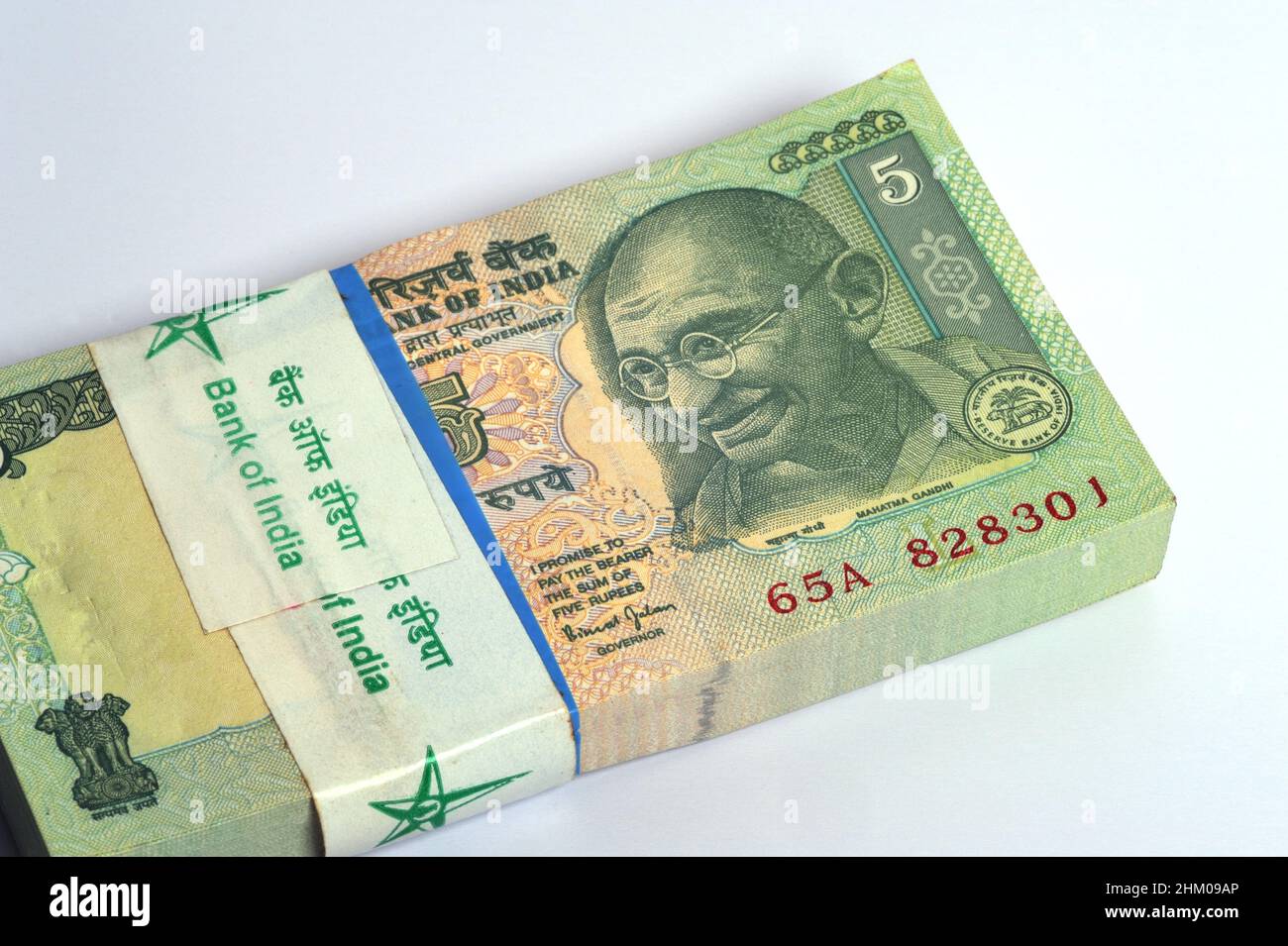 Mumbai Maharashtra India Asia Aprile 22 2021 molto raro Five Rupee 100 Note seriali Bundle 5 banconote Rupee deformate con la banda indiana valuta Foto Stock