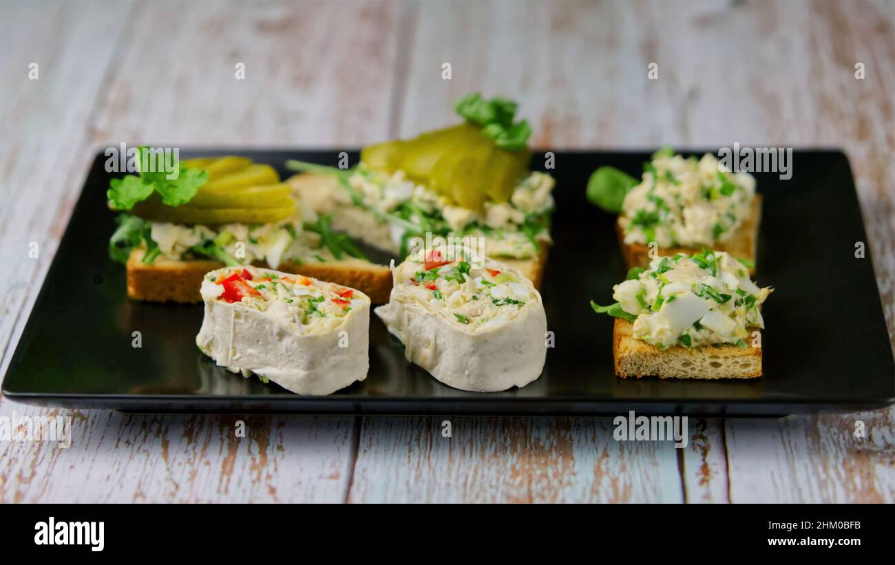 Apetizzatore assortito per la condivisione. Cibo per feste sul piatto del catering. Foto Stock