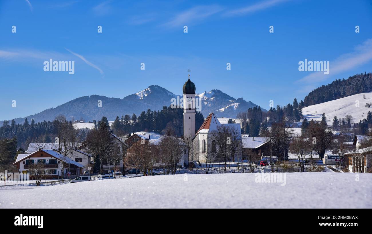 Chiesa di pellegrinaggio Maria Hilf a Speiden a Ostallgäu, sullo sfondo l'Edelsberg (1630 m) e l'Alpspitz (1575 m), Swabia, Baviera, Germania Foto Stock