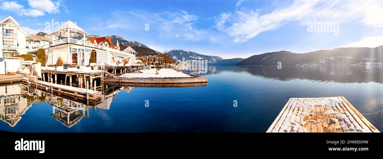 Una vista panoramica sul lago Millstatt di Millstätter See nelle Alpi austriache. Il lago è circondato da alte montagne. Foto Stock