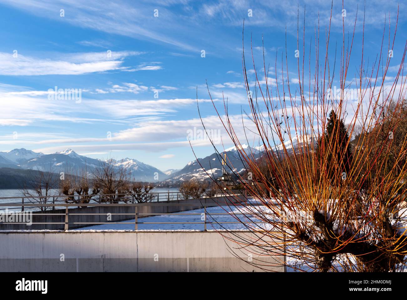 Una vista panoramica sul lago Millstatt di Millstätter See nelle Alpi austriache. Il lago è circondato da alte montagne. Foto Stock