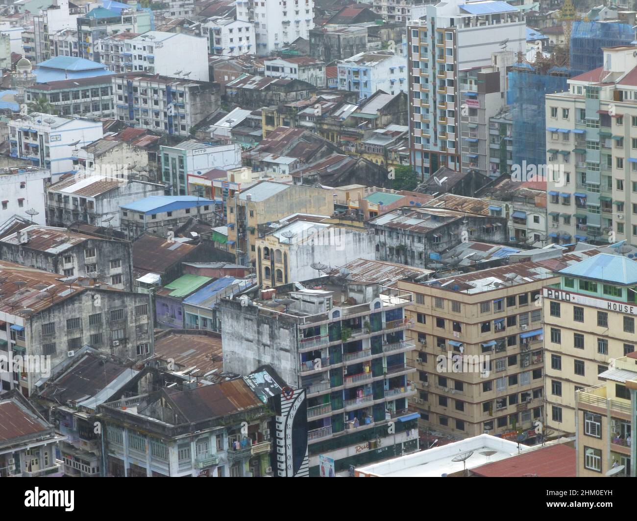 Myanmar, Birmania, Rangoon, Yangon - una bella vista sugli edifici come uno skyline Foto Stock