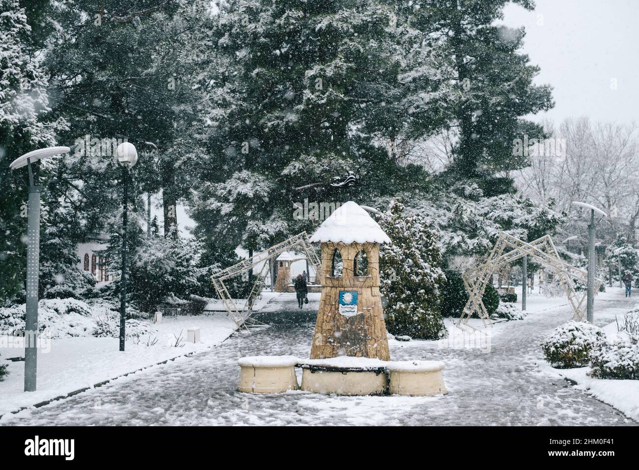 Vista sulla città della piazza chiamata "città sorella di Hildesheim" durante la nevicata in inverno. Foto Stock