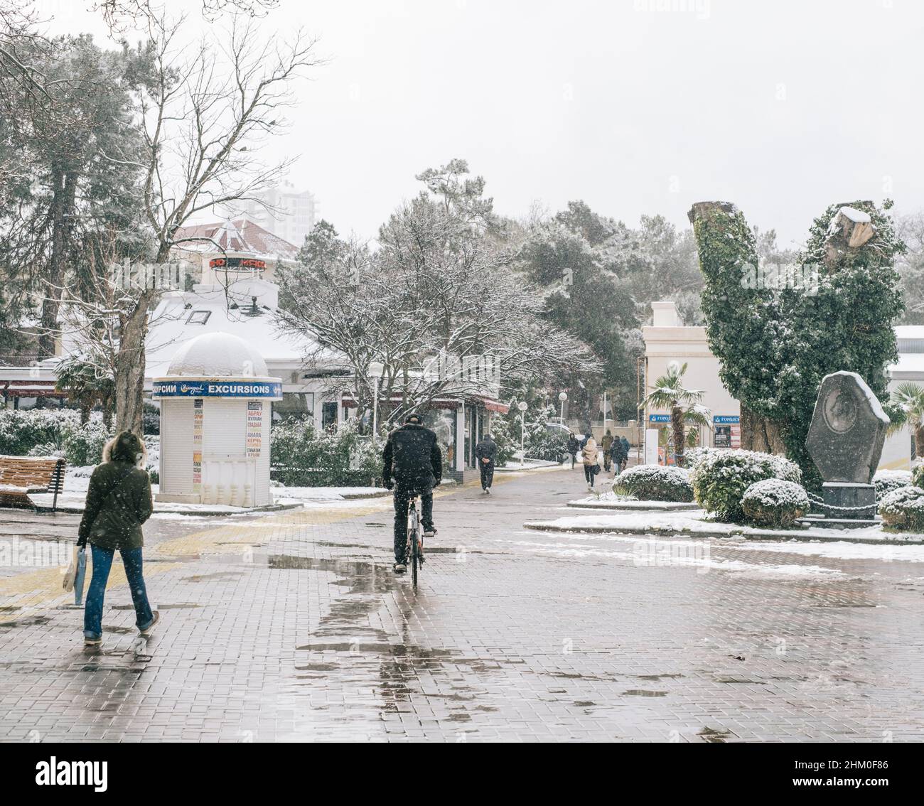 Vista della città di strada rivoluzionaria e il monumento a A.S. Pushkin. Foto Stock