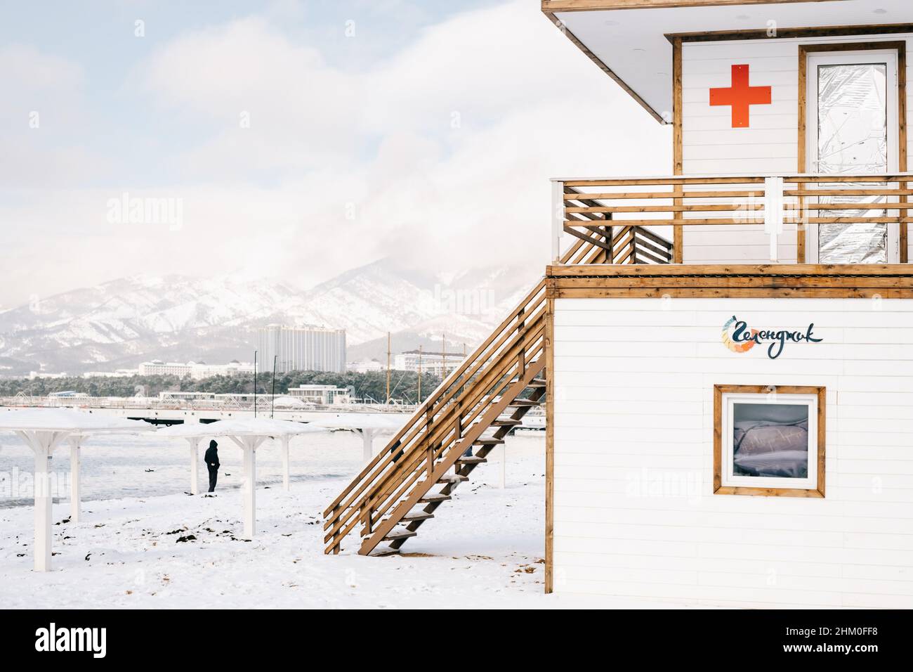 Posto di salvataggio sulla spiaggia centrale della città durante una nevicata in inverno. Foto Stock