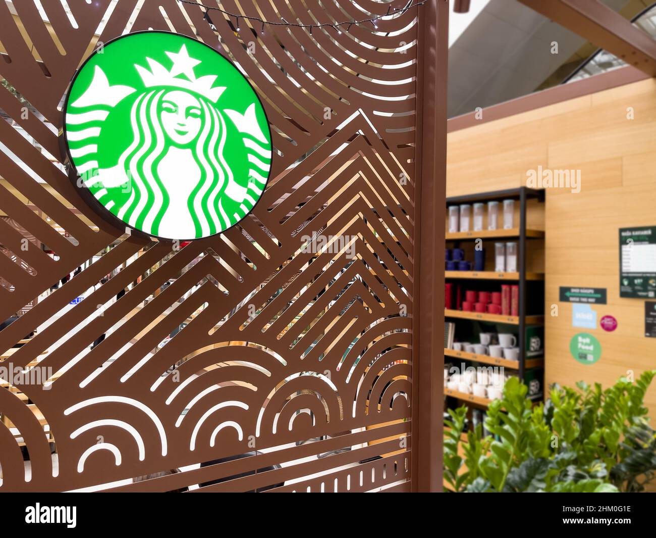 Zilina, Slovacchia - 2 febbraio 2022: Logo verde di Starbucks con sirena o sirena a coda doppia conosciuta nella mitologia greca, la più grande catena di caffetterie del mondo Foto Stock