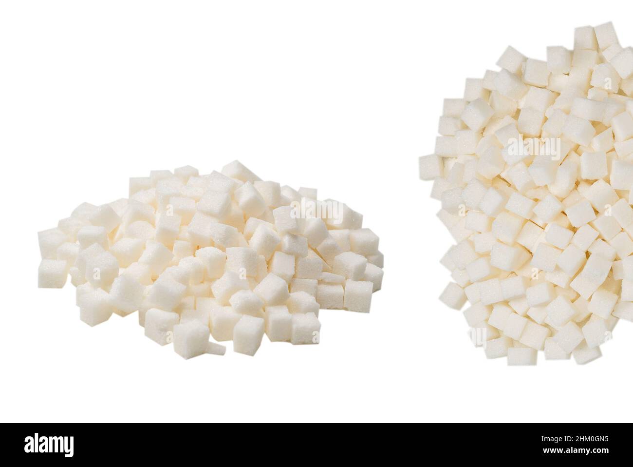 Un mucchio di cubetti di zucchero isolati su sfondo bianco. Foto Stock