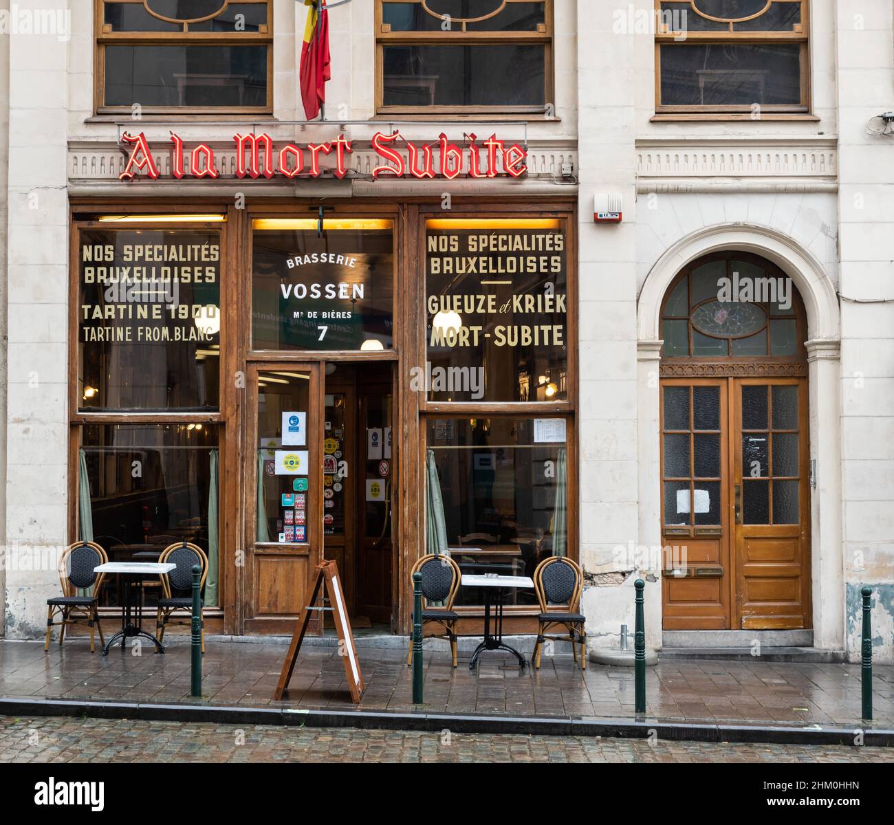 Città vecchia di Bruxelles, capitale di Bruxelles, Belgio - 02 02 2022: Facciata di un bar, a la Mort Subite, tradotto come nella morte di Dudden, vendita BRUSSE Foto Stock