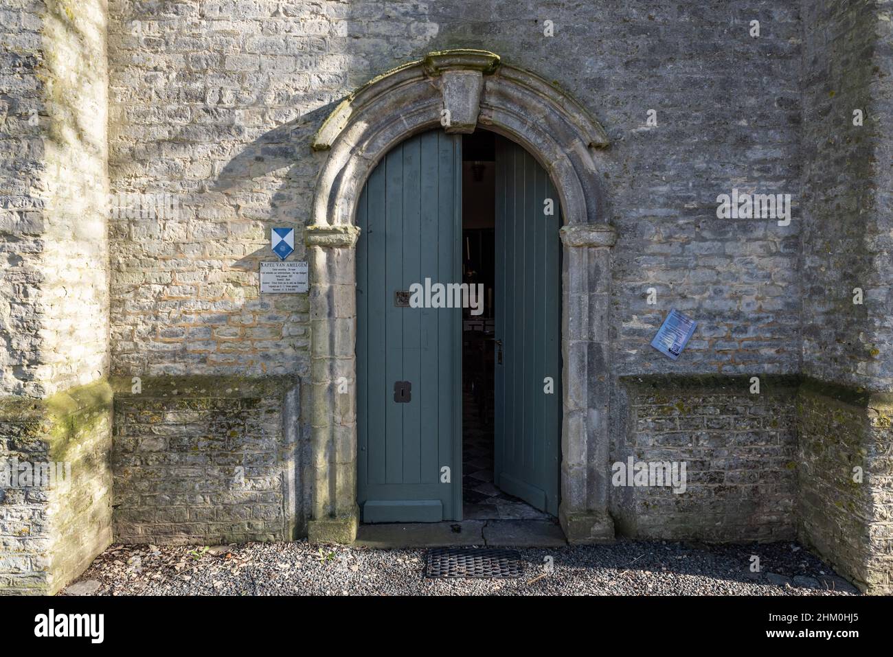 Meise, Regione Brabante Fiamminga, Belgio - 02 05 2022: L'ingresso della cappella dedicata alla Natività di Maria Foto Stock
