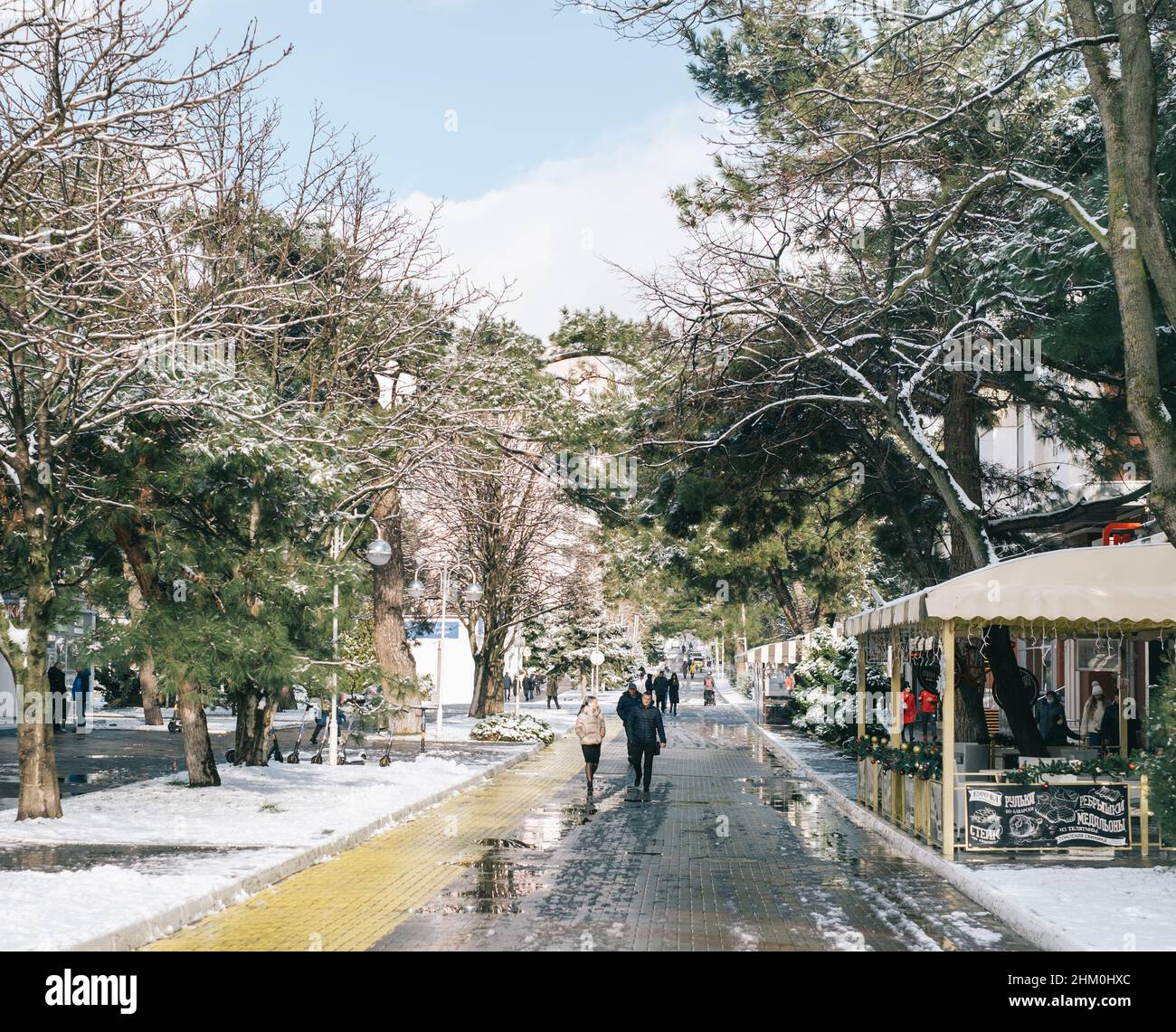Paesaggio della città con persone che camminano su Lenin Street sul lungofirio della città nella stagione invernale. Foto Stock