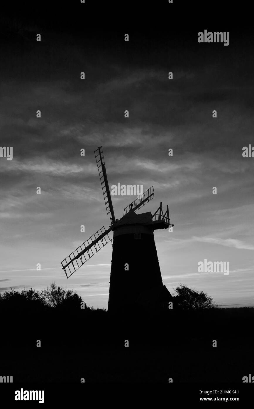 Tramonto sul mulino a vento Burnham Overy Staithe, Burnham Overy Staithe Village, North Norfolk Coast, Inghilterra, Regno Unito Foto Stock