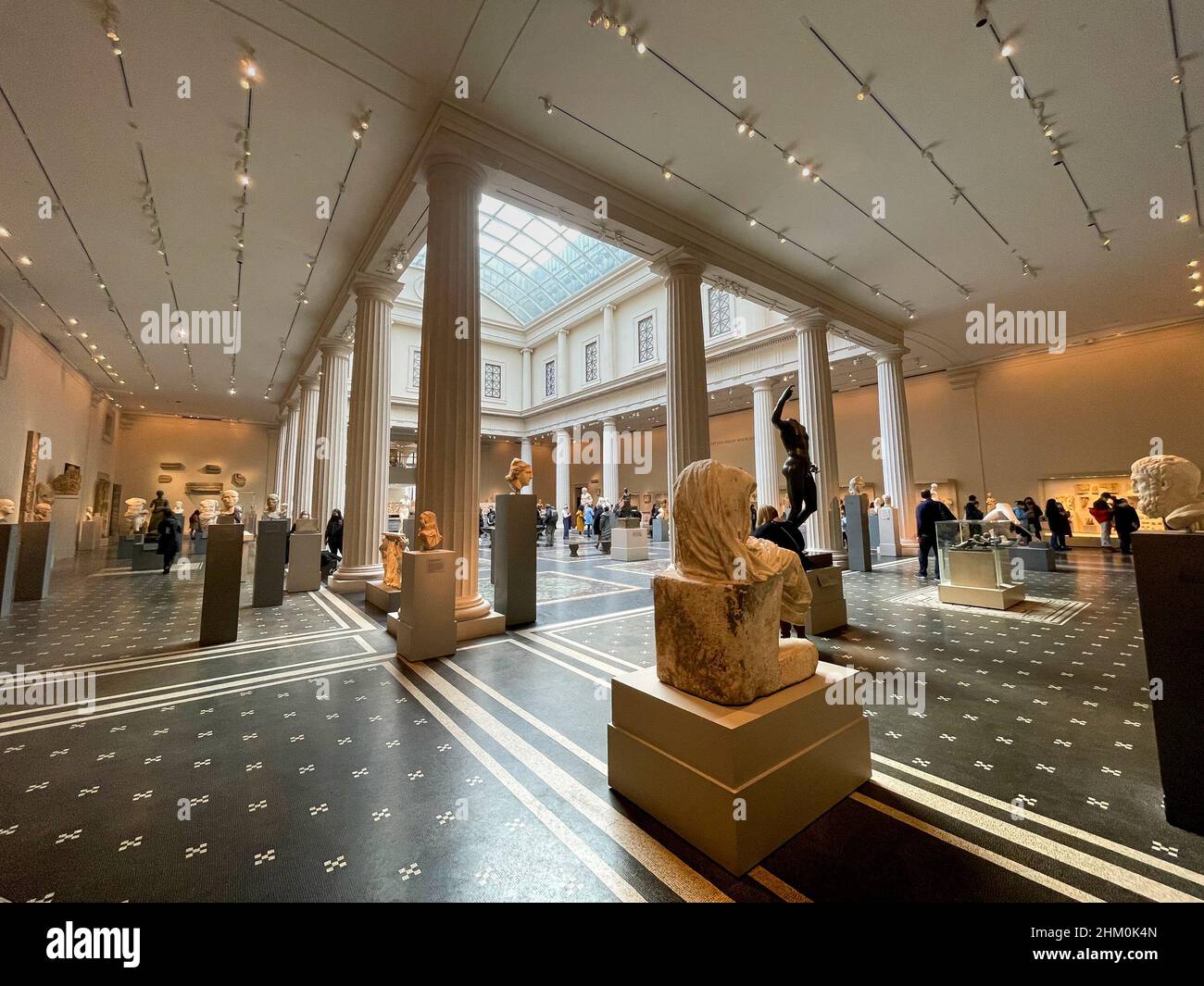 New York, NY - USA - 5 febbraio 2022 Vista interna dello storico Metropolitan Museum of Art di New York City, colloqui.ally 'The Met', il più grande m d'arte Foto Stock