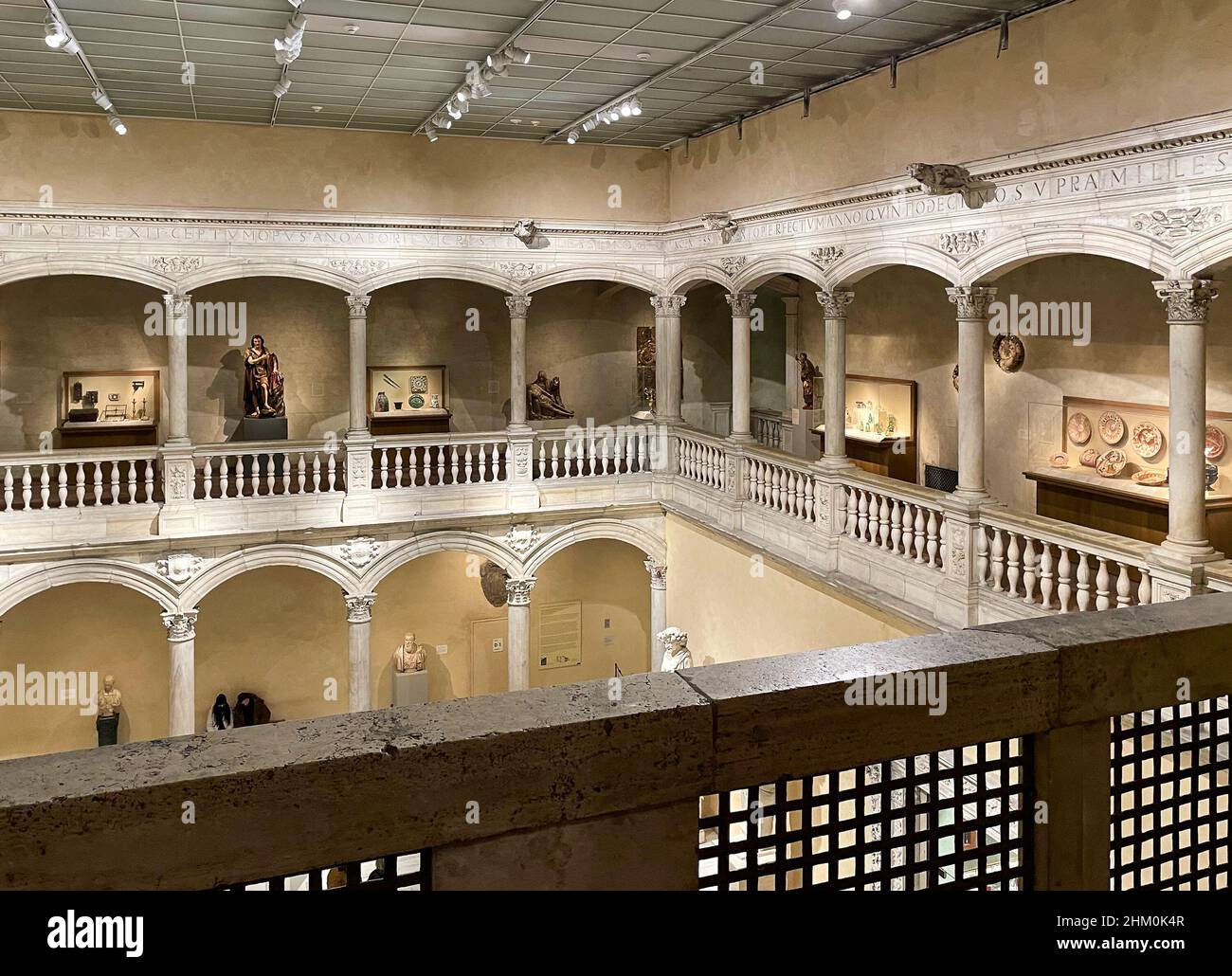 New York, NY - USA - 5 febbraio 2022 Vista interna dello storico Metropolitan Museum of Art di New York City, colloqui.ally 'The Met', il più grande m d'arte Foto Stock