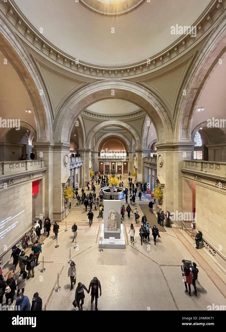 New York, NY - USA - 5 febbraio 2022 Vista interna dello storico Metropolitan Museum of Art di New York City, colloqui.ally 'The Met', il più grande m d'arte Foto Stock