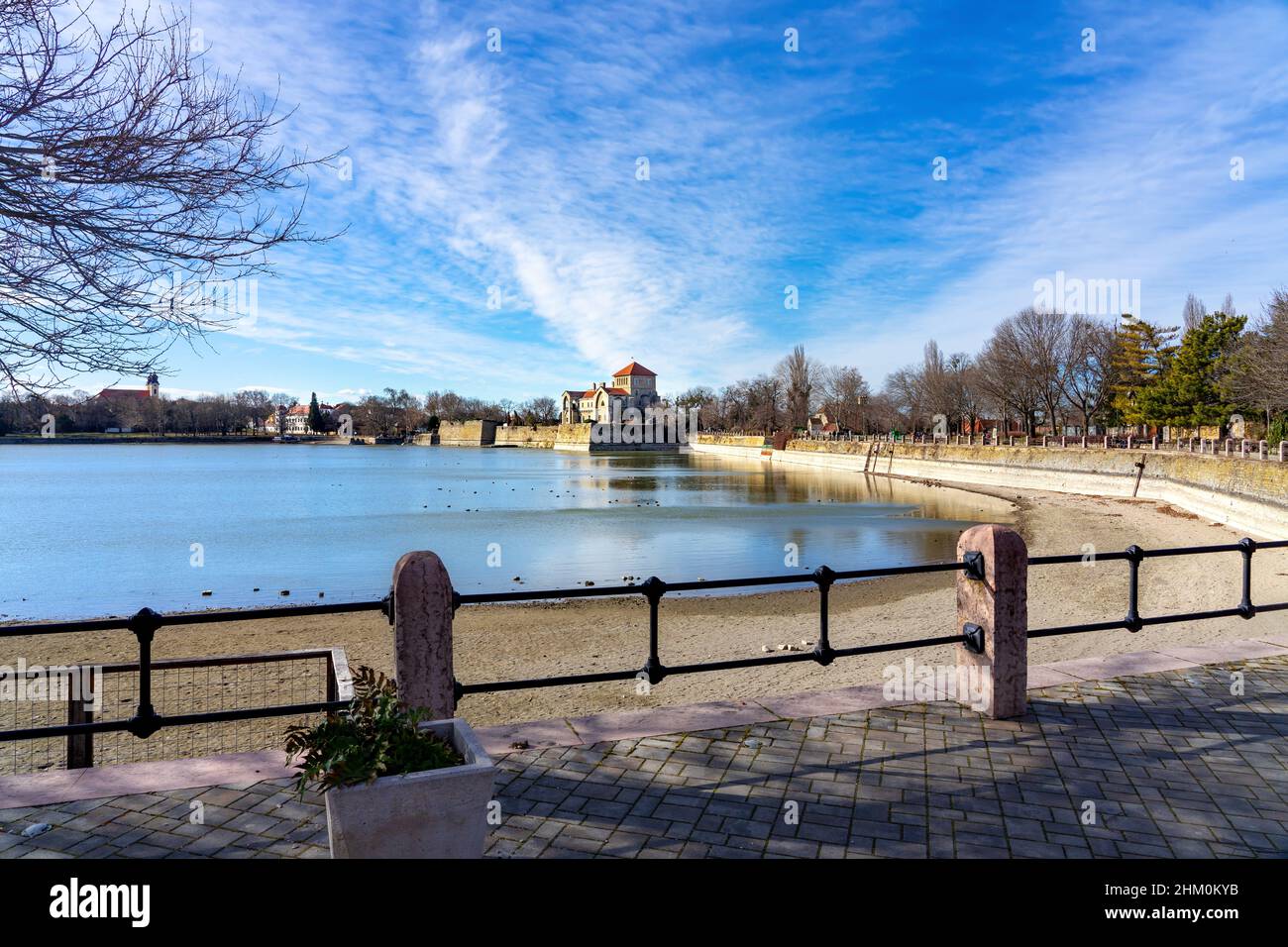 Oreg al vecchio lago di Tata ungheria in una bella giornata di sole. Foto Stock