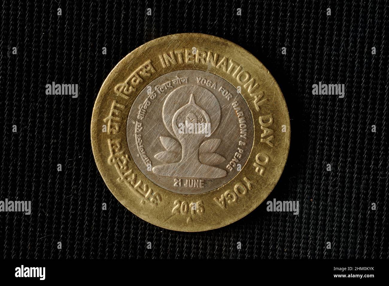 India -21st Giugno India International Yoga Day goffrato su dieci rupie moneta il fenomeno si è diffuso in tutto il mondo la nuova generazione futuro di fitness. Foto Stock