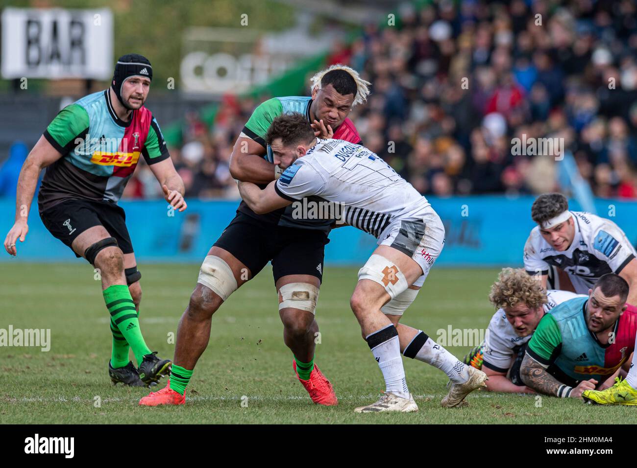 LONDRA, REGNO UNITO. 06th, Feb 2022. Luke Wallace di Harlequins è affrontato durante Harlequins vs sale Sharks - Gallagher Premiership Rugby allo Stoop Stadium Domenica, 06 Febbraio 2022. LONDRA INGHILTERRA. Credit: Taka Wu/Alamy Live News Foto Stock